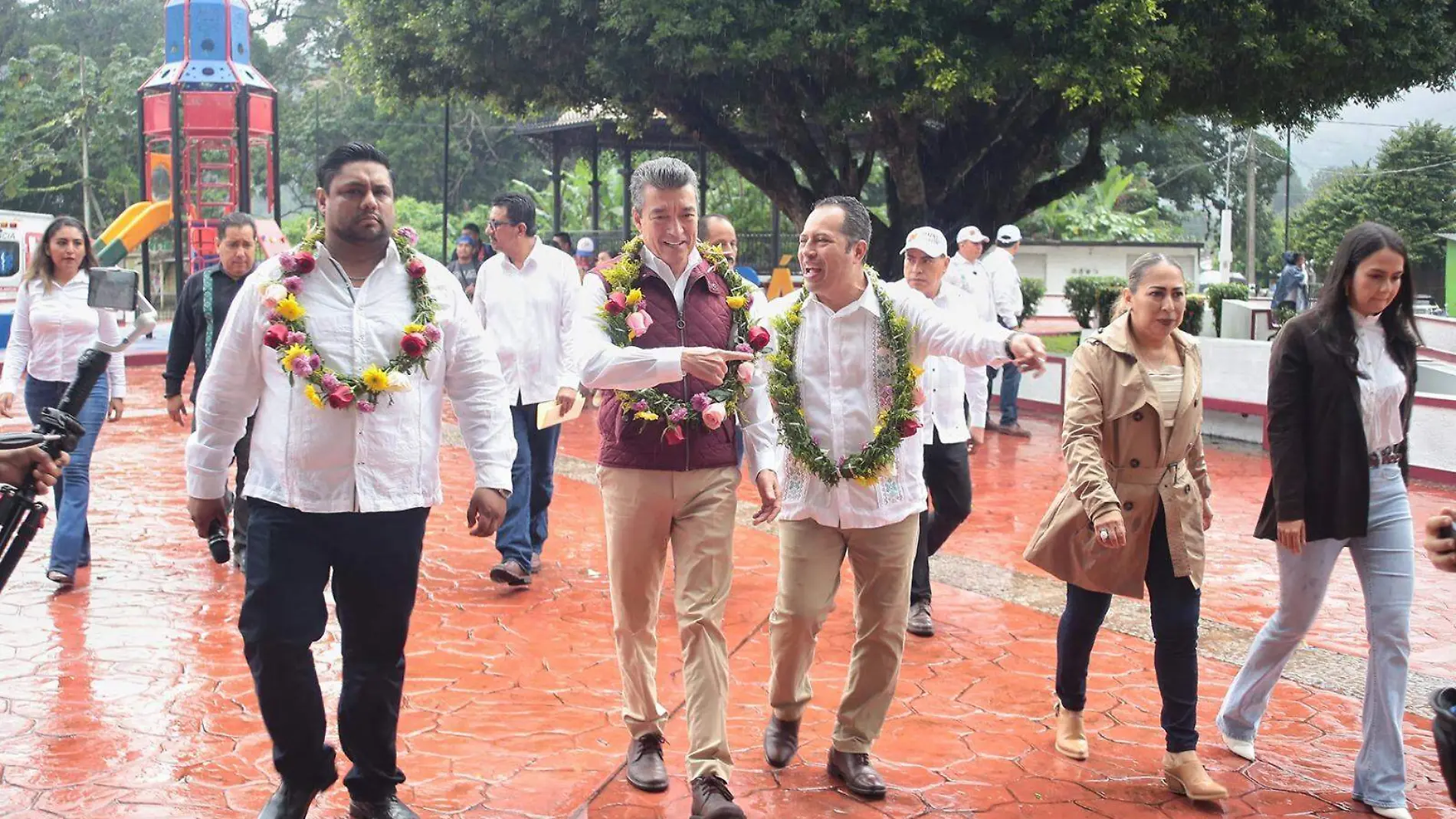 gobernador caminando por parque